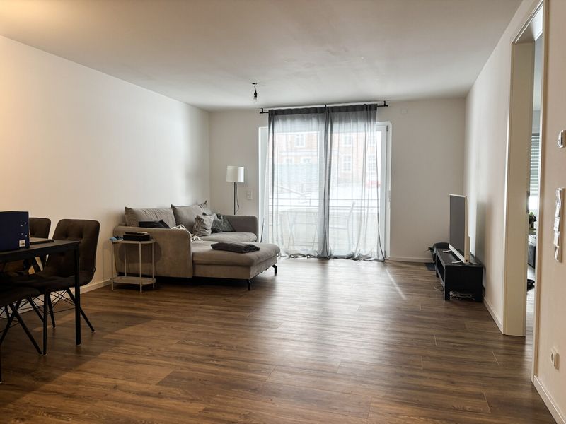 Moderne 2-Zi.-Wohnung mit Einbauküche, Balkon, zwei Stellplätzen